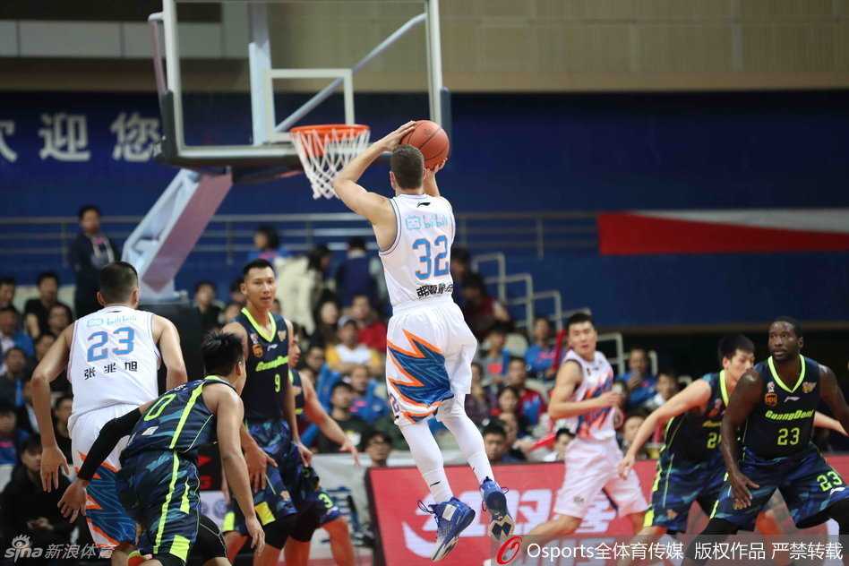 粤夜回顾:斯隆穿花引进攻潮,叶莉携女见证老友记 易建联面对严防死守强行持球突破,肌肉线条在灯光下分明,霸气尽显。