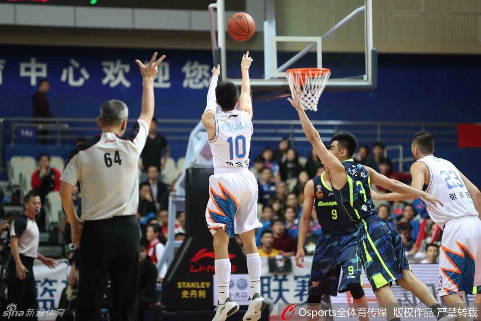 粤夜回顾:斯隆穿花引进攻潮,叶莉携女见证老友记 场边的刘晓宇一边运球一边大声指挥队友跑位,领袖气质在这一刻尽显无遗。