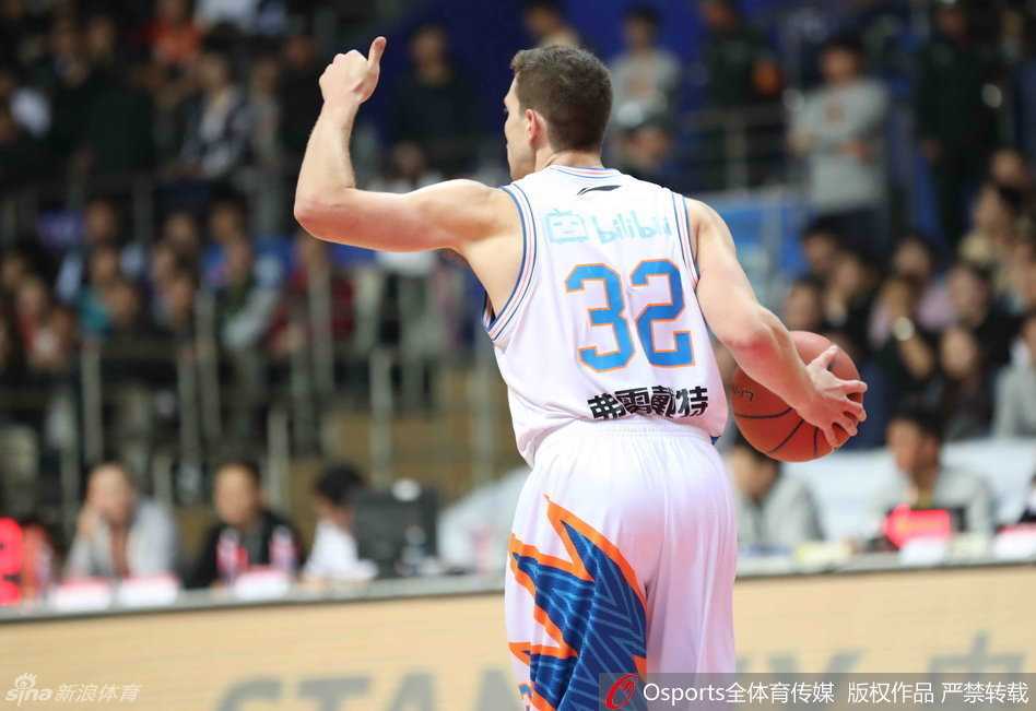 粤夜回顾:斯隆穿花引进攻潮,叶莉携女见证老友记 手感火烫的斯隆面对防守球员,如同穿花蝴蝶般运球摆脱,眼神坚定寻找传球路线。