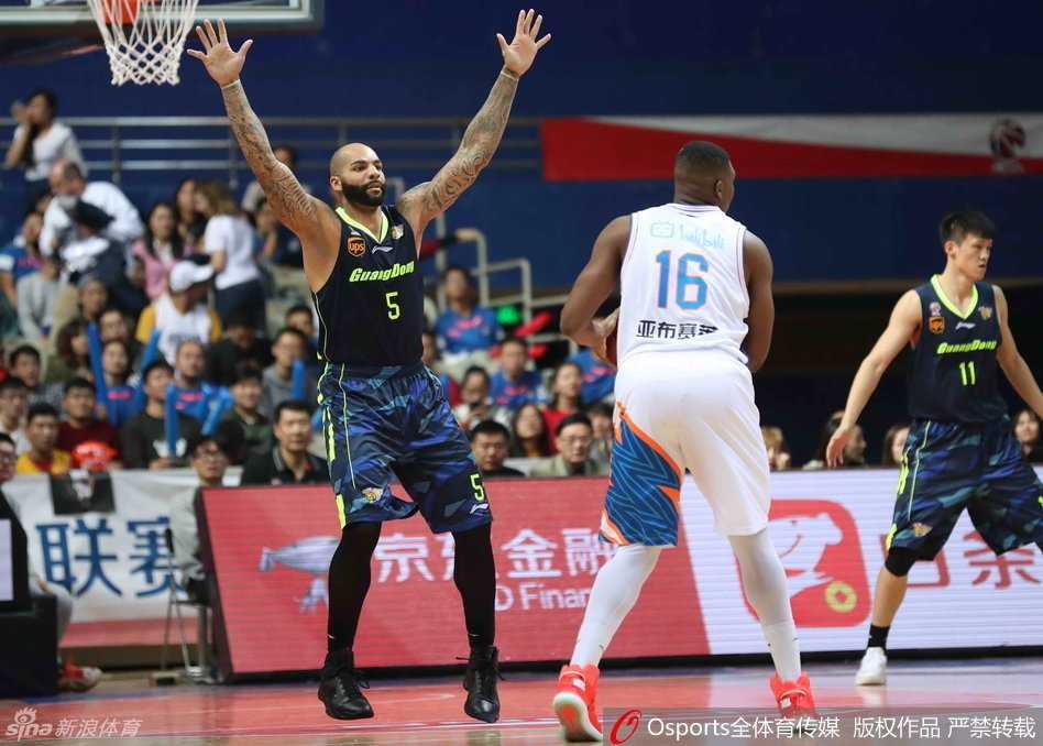 粤夜回顾:斯隆穿花引进攻潮,叶莉携女见证老友记 斯隆面对两人包夹依然强势起跳上篮,身体在空中完全舒展,对抗后手感依旧柔和。