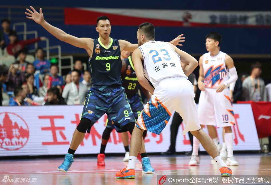 粤夜回顾:斯隆穿花引进攻潮,叶莉携女见证老友记 布泽尔利用经验运球摆脱贴身防守,正准备跳起传球,眼神中透露着老将的沉着。