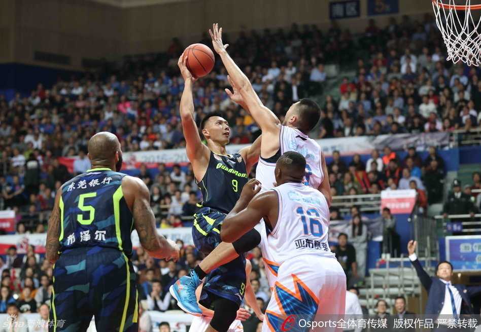 粤夜回顾:斯隆穿花引进攻潮,叶莉携女见证老友记 周鹏弯下腰运球急速突进,掀起球衣一角,眼神如刀直视前方篮筐。