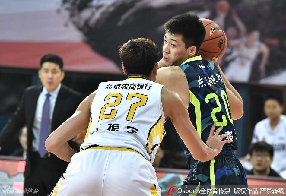 任骏飞在内线利用灵活的脚步单打得手，他的全能身手为广东队的战术体系提供了更多的变化和可能。