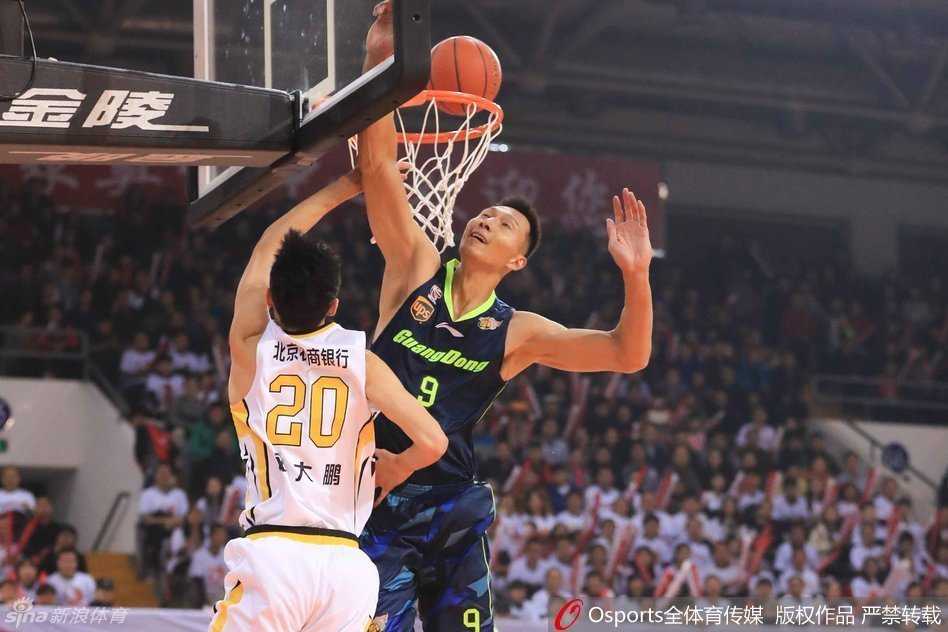 易建联面对北控内线多人合围，依然高举高打，展现出核心球员的绝对统治力。