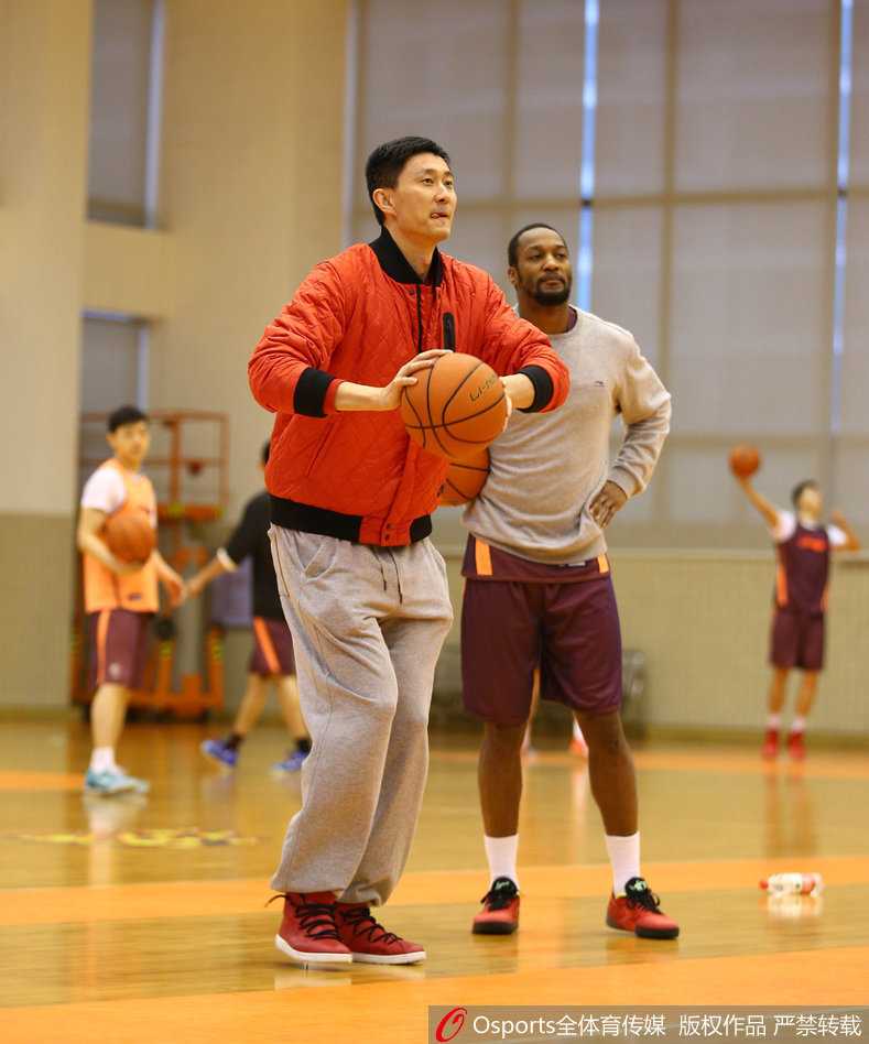 粤媒曝宏远季后赛前最后一练 阿联领衔诸将全力冲刺 王仕鹏、高尚与陈江华在训练结束后仍加练投篮,三人汗流浃背,展现出老将与新秀对胜利的渴望。