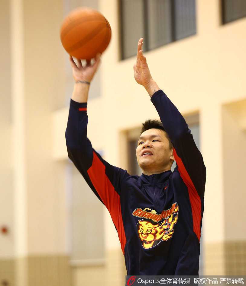 粤媒曝宏远季后赛前最后一练 阿联领衔诸将全力冲刺 主帅杜锋在场边亲自小试牛刀,示范防守动作,随后与外援卡特认真交流战术细节,调整季后赛策略。