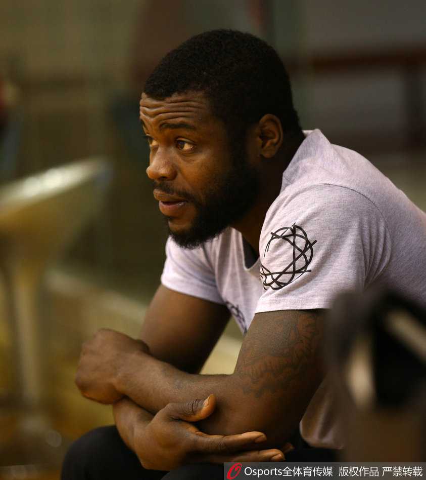 粤媒曝宏远季后赛前最后一练 阿联领衔诸将全力冲刺 队长周鹏在训练中专注练习投篮,他的中远距离投射是广东队拉开空间、打破僵局的重要武器。