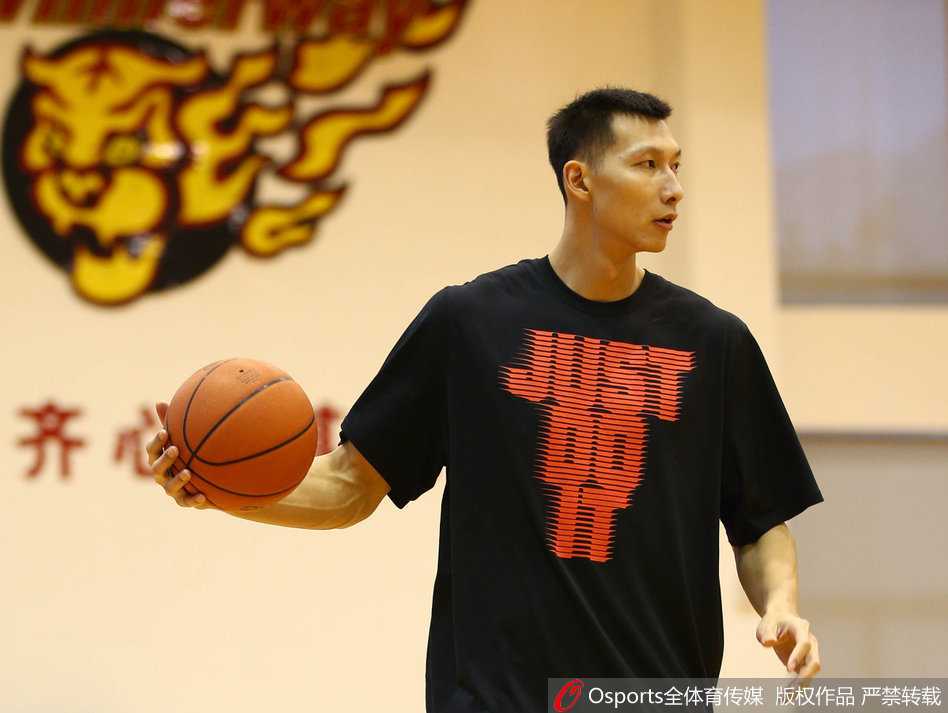 粤媒曝宏远季后赛前最后一练 阿联领衔诸将全力冲刺 核心易建联神态自若,早早来到场馆进行热身,并在训练中轻松做出标志性的投篮预备姿势,眼神专注。