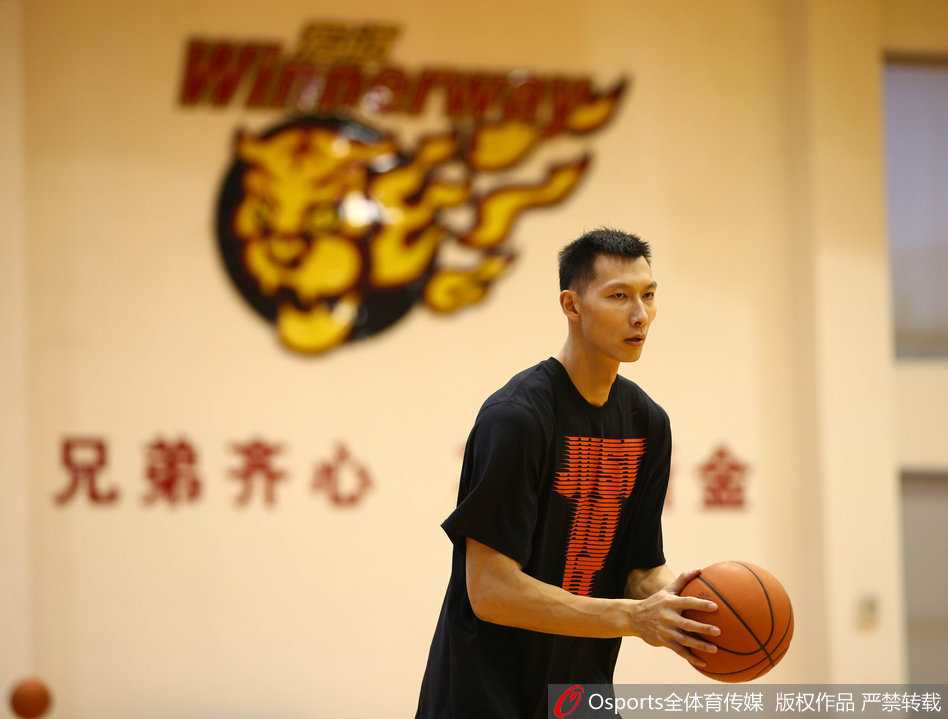 粤媒曝宏远季后赛前最后一练 阿联领衔诸将全力冲刺 老将朱芳雨在训练中面露轻松笑意,进行着投篮练习,显示出老队员在季后赛前的沉稳心态。