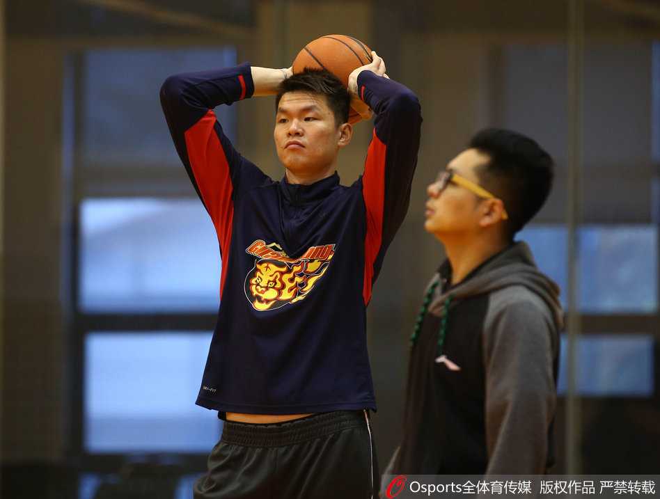 粤媒曝宏远季后赛前最后一练 阿联领衔诸将全力冲刺 伤愈复出的拜纳姆低调现身训练馆,他的回归训练吸引了全场目光,为广东后卫线增添了重要砝码。