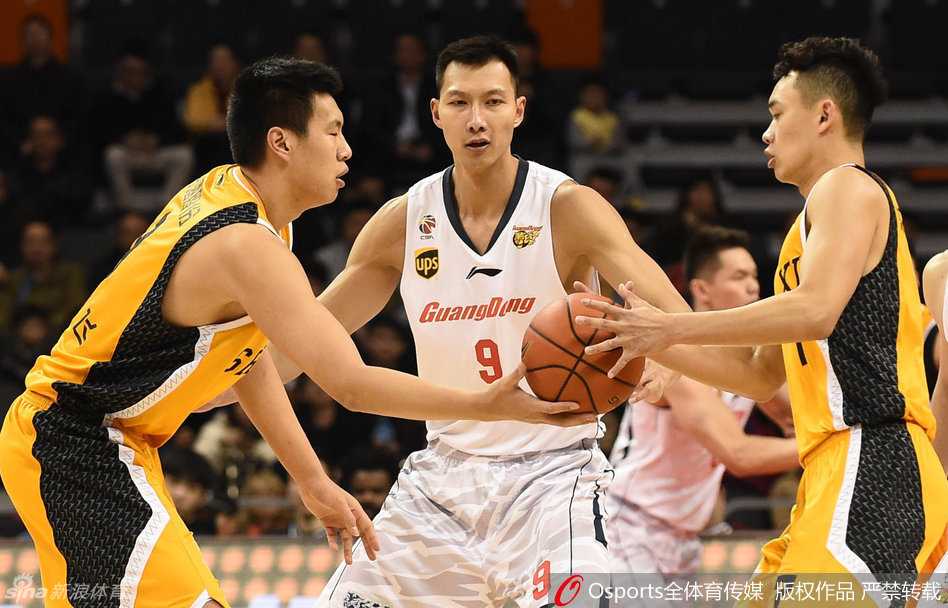 粤媒:阿联隔人暴扣显王者霸气 朱芳雨剑指总冠军 阿联平地惊雷起,面对防守悍将送上单手劈扣,身旁的迪奥古已然准备转身庆祝