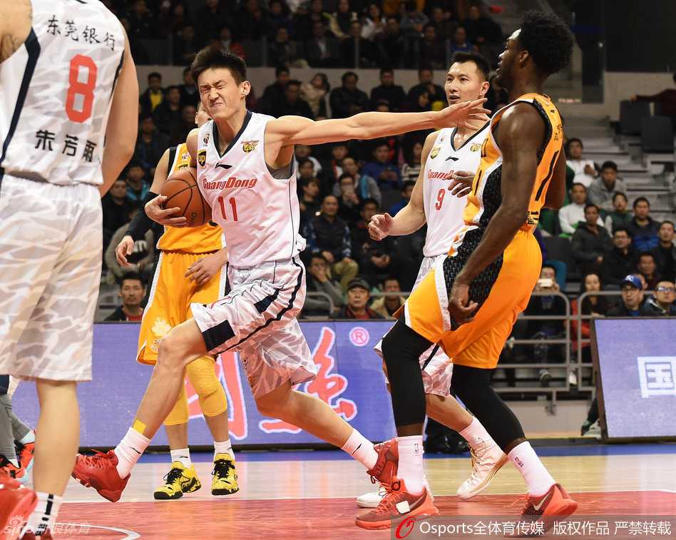 粤媒:阿联隔人暴扣显王者霸气 朱芳雨剑指总冠军 朱芳雨在长人林中穿梭,犹如利刃出鞘,眼神坚毅地杀向敌阵