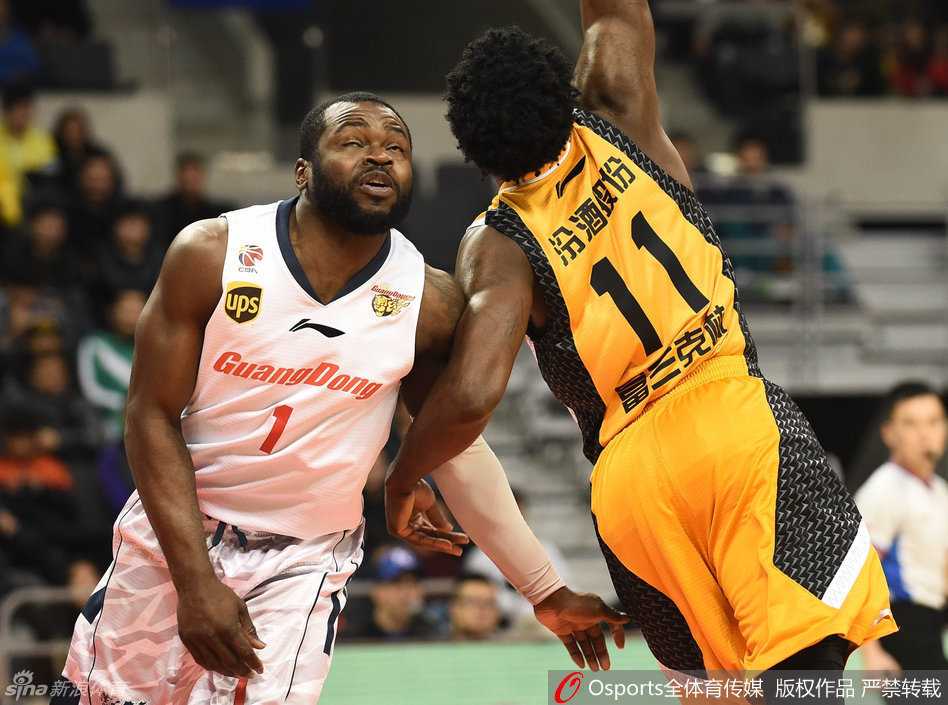 粤媒:阿联隔人暴扣显王者霸气 朱芳雨剑指总冠军 迪奥古倚靠防守强行上篮,人仰马翻间仍将球高高抛起,彰显强硬本色