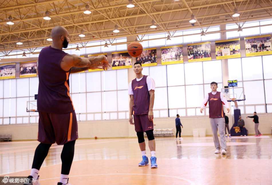 粤将秣马,兄弟同心——广东男篮二零一六赛季冲刺纪实 朱芳雨在底角稳稳出手三分,皮球离开指尖的瞬间,背景虚化的篮架与广告牌仿佛都成为衬托这位老将传奇的剪影。