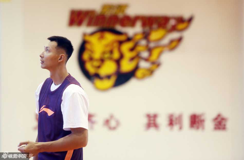 粤将秣马,兄弟同心——广东男篮二零一六赛季冲刺纪实 易建联在训练间隙凝神注视远方,目光穿越球场的喧嚣,仿佛在思考如何在内线筑起铜墙铁壁,为身后的兄弟撑起一片天。