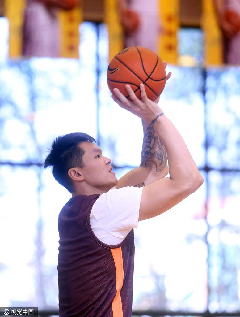 粤将秣马,兄弟同心——广东男篮二零一六赛季冲刺纪实 布泽尔在低位要球后奋力卡位,肌肉紧绷,眼神坚毅,额头上的汗珠折射出灯光,映照出他试图在CBA重新证明自己的决心。