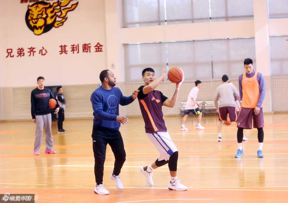 粤将秣马,兄弟同心——广东男篮二零一六赛季冲刺纪实 易建联转头望向另一片场地的队友,眼神中有关切也有期许,仿佛在用无声的语言告诉年轻队员:别慌,我们在一起战斗。