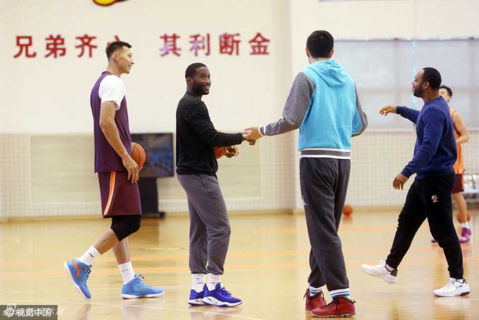 粤将秣马,兄弟同心——广东男篮二零一六赛季冲刺纪实 训练馆全景,球员们散落在场地各处,或运球、或卡位、或交流,空气中弥漫着汗水与橡胶摩擦的气味,一幅众志成城的备战画卷徐徐展开。