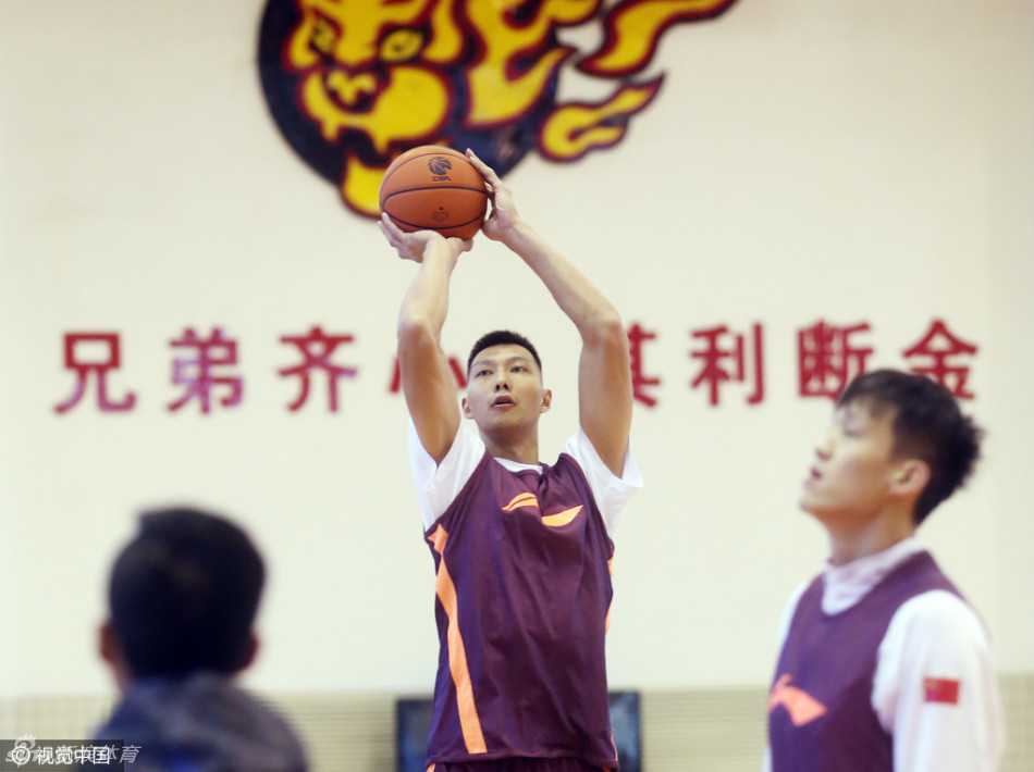 粤将秣马,兄弟同心——广东男篮二零一六赛季冲刺纪实 寂静球馆中,易建联手臂肌肉线条分明,手中篮球划出优美弧线,每一次出手都仿佛在与昨日的自己对话,专注得能听见汗水滴落的声音。