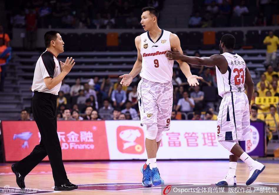 粤川大战经典回顾:易建联与约什上演得分对飙,布泽尔内线硬撼哈达迪 易建联眉头紧锁,摊开双手面向裁判,眼神中充满了对刚才约什封盖布泽尔那次判罚的不解与抗议。