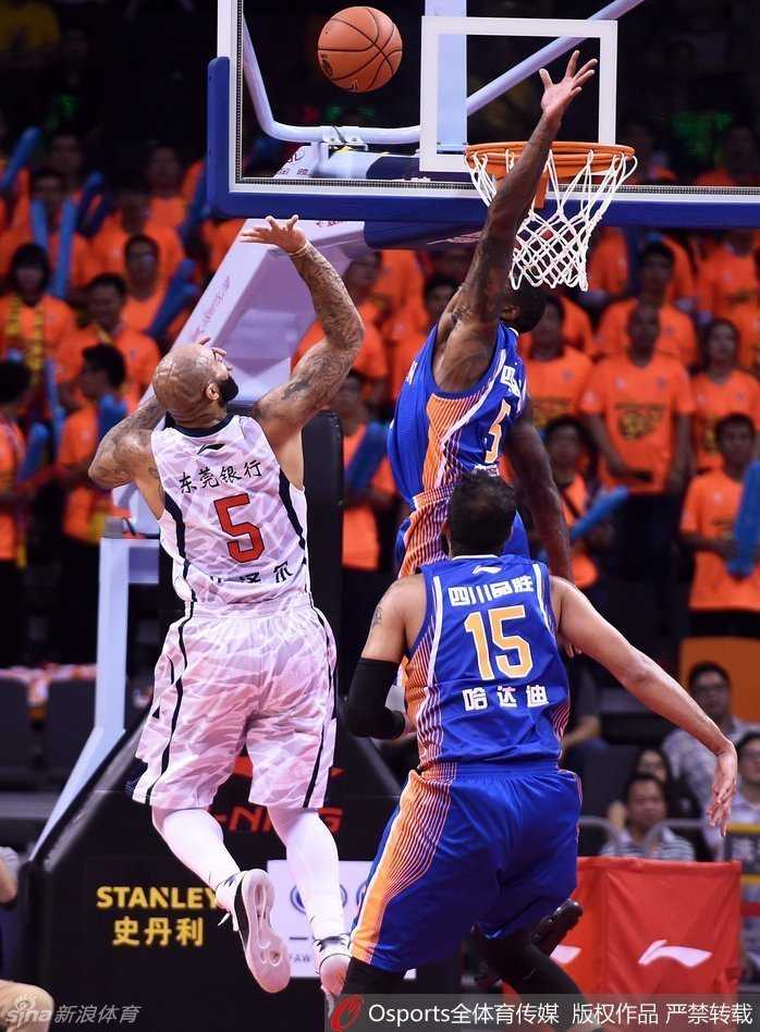 粤川大战经典回顾:易建联与约什上演得分对飙,布泽尔内线硬撼哈达迪 布泽尔在篮下觅得良机,双手持球暴力挂框扣篮,整个人悬挂在篮圈上,终于扬眉吐气。