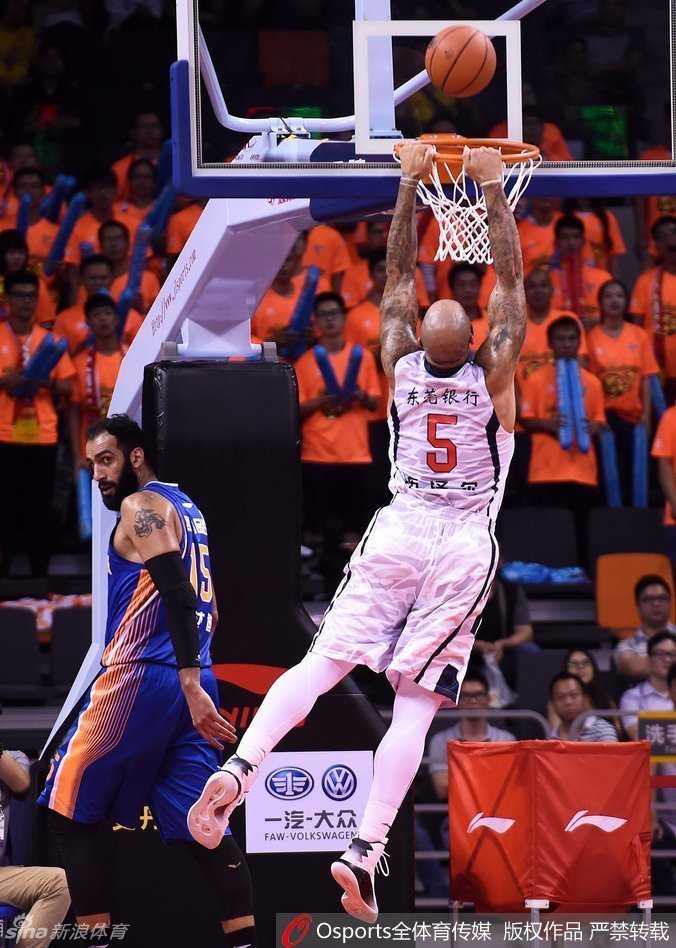 粤川大战经典回顾:易建联与约什上演得分对飙,布泽尔内线硬撼哈达迪 哈达迪在低位背身强打易建联,他利用宽厚的背部试图顶开防守,而易建联则寸土不让,全力顶防。