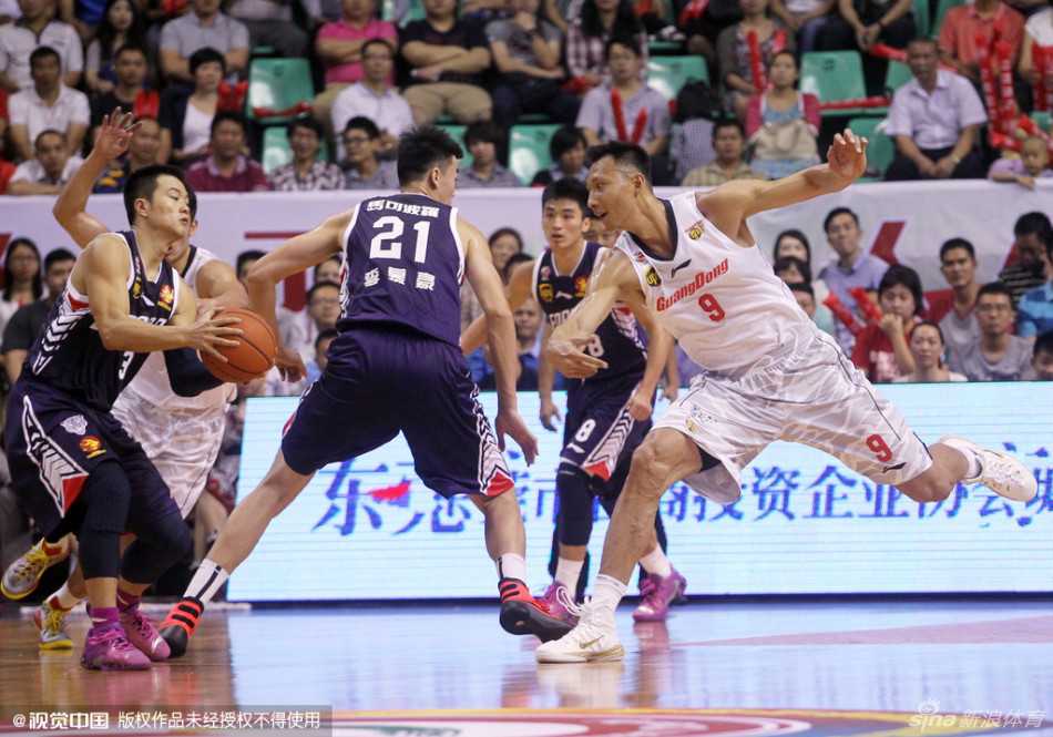 李慕豪挡拆后双手暴扣，易建联望球兴叹