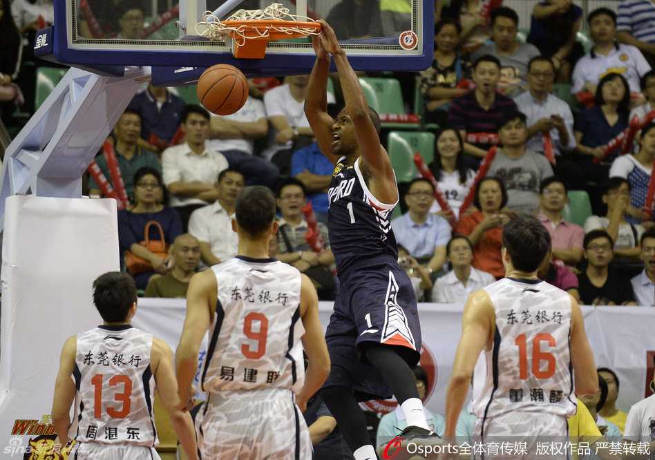 双方球员纠缠在一起互相推搡，场面瞬间失控