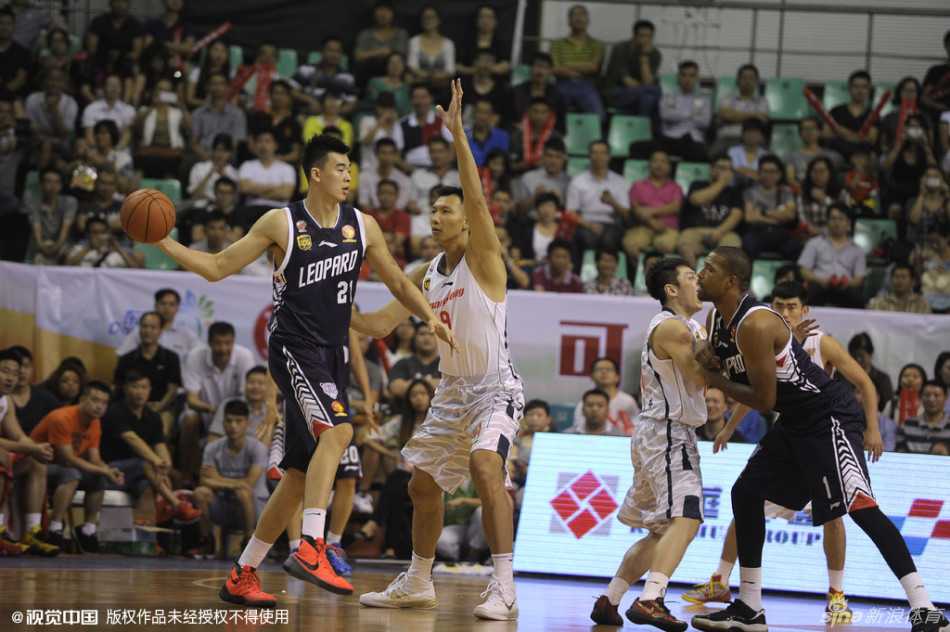 杜锋在场边双手做喇叭状大喊，指导球队防守