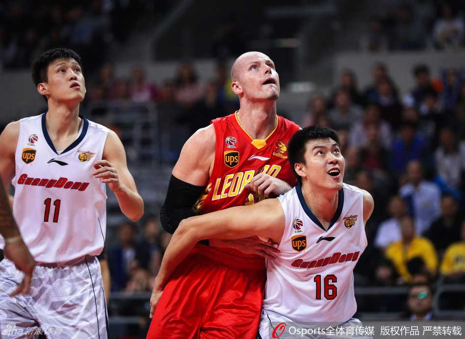 粤深德比加时鏖战 阿联六犯离场斯隆率队豪取16连胜 易建联在篮下凭借绝对身高优势高举高打,面对深圳队大个子的贴身对位,依然稳稳将球放入篮筐。