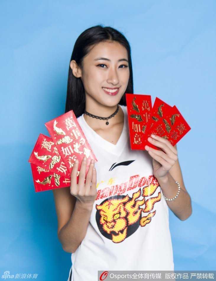 这位宝贝俏皮地歪着头，双手捧着厚厚的红包，眼神中带着一丝挑逗的意味，仿佛在问：这么棒的祝福，想要吗？那就快来收下吧！