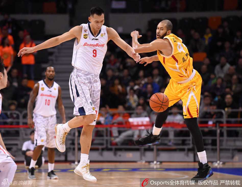 粤篮战纪:阿联起舞卡特鸣,杜锋麾下铁军行 场边的杜锋神情专注,正伸出双手向卡特面授机宜,眉宇间透露出对场上局势的精准把控