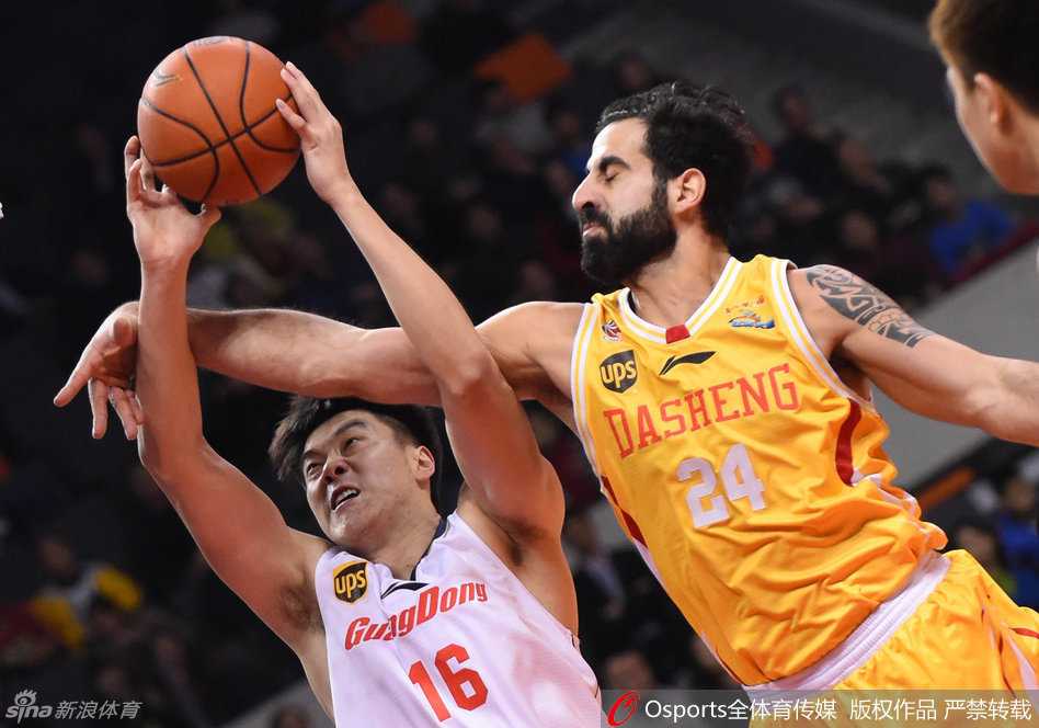 粤篮战纪:阿联起舞卡特鸣,杜锋麾下铁军行 拜纳姆如利刃般强行突破防守,以一记势大力沉的攻篮引爆全场,眼神中满是果决