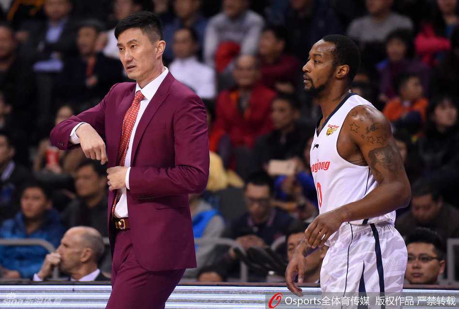 粤篮战纪:阿联起舞卡特鸣,杜锋麾下铁军行 易建联在对方内线悍将的绕前防守下,依然高举高打,展现出了予取予求的篮下统治力