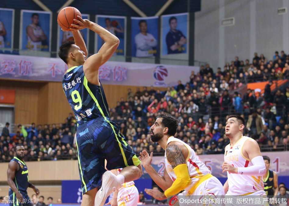 易建联高位持球，面对防守人冷静出手，篮球在空中划出一道完美的弧线直坠网窝。