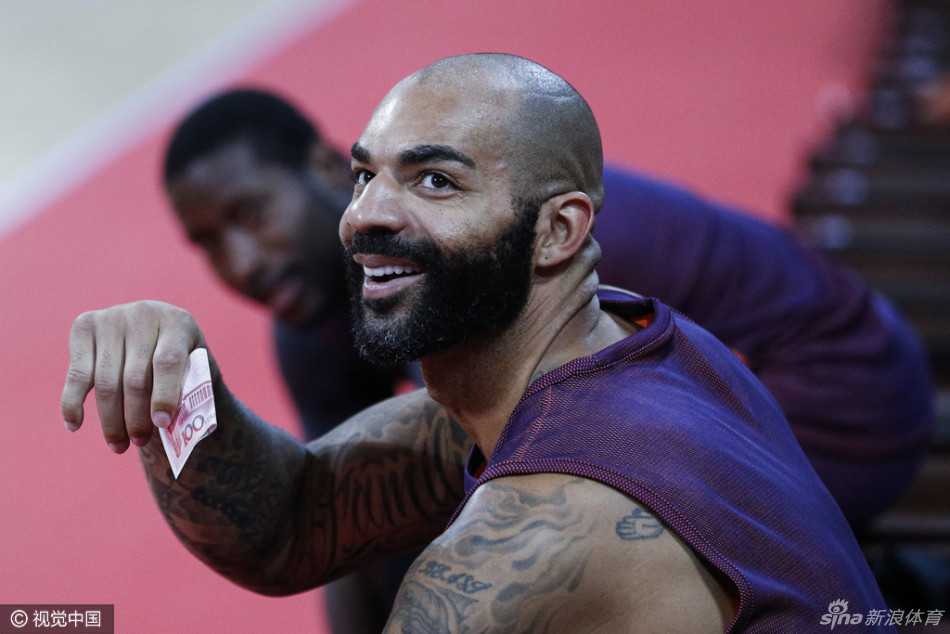 粤篮新篇:华南虎厉兵秣马,新赛季静待花开 手握厚厚一沓现金,外援布泽尔在队内奖励环节中露出标志性的笑容,仿佛在说新赛季要用实力兑现每一分价值。