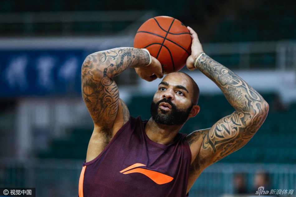 粤篮新篇:华南虎厉兵秣马,新赛季静待花开 在一处室内的休闲沙发上,球员以一种轻松诙谐的方式“坐”着练习投篮动作,体现了球队张弛有度的备战氛围。