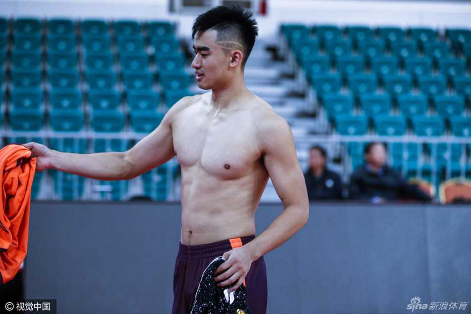 粤篮新篇:华南虎厉兵秣马,新赛季静待花开 年轻后卫周湛东在训练中果断出手三分,篮球在空中飞行,眼神中透露出初生牛犊不怕虎的坚定。