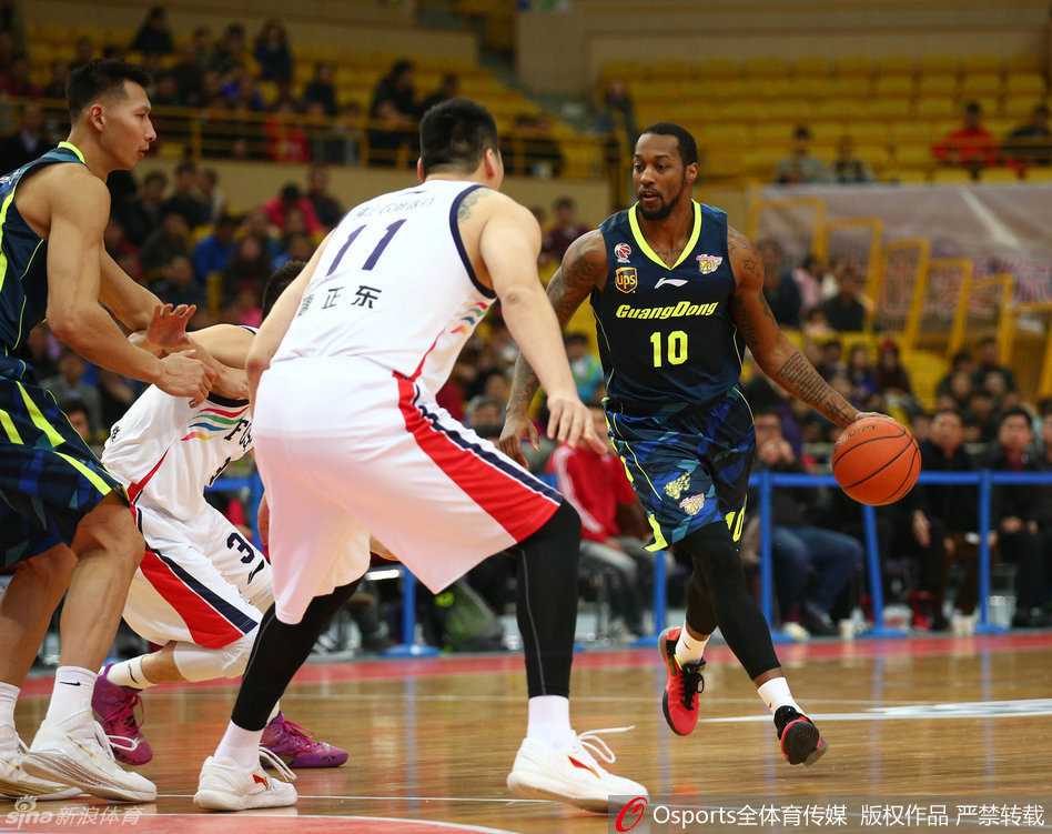 唐正东张开双臂，像一座铁塔般矗立在内线，他用自己宽厚的胸膛和坚定的意志，试图阻挡迪奥古的进攻，眼神中充满了对内线霸主地位的捍卫。