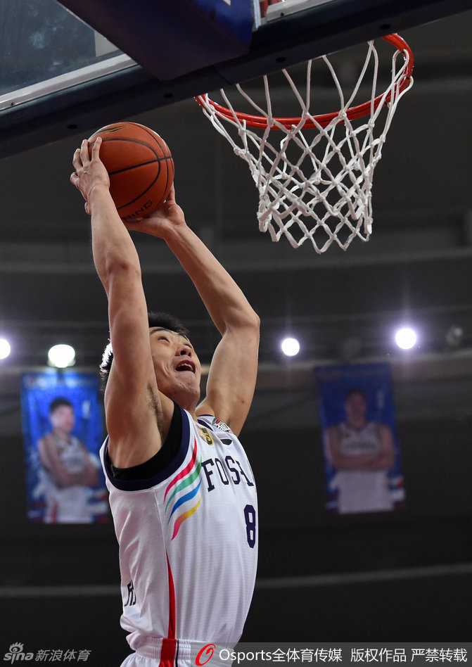 任骏飞犹如神兵天降，在对手出手的刹那高高跃起，用一记干净利落的封盖将球扇飞，他那坚定的眼神和舒展的身体，构筑起宏远禁区的移动长城。