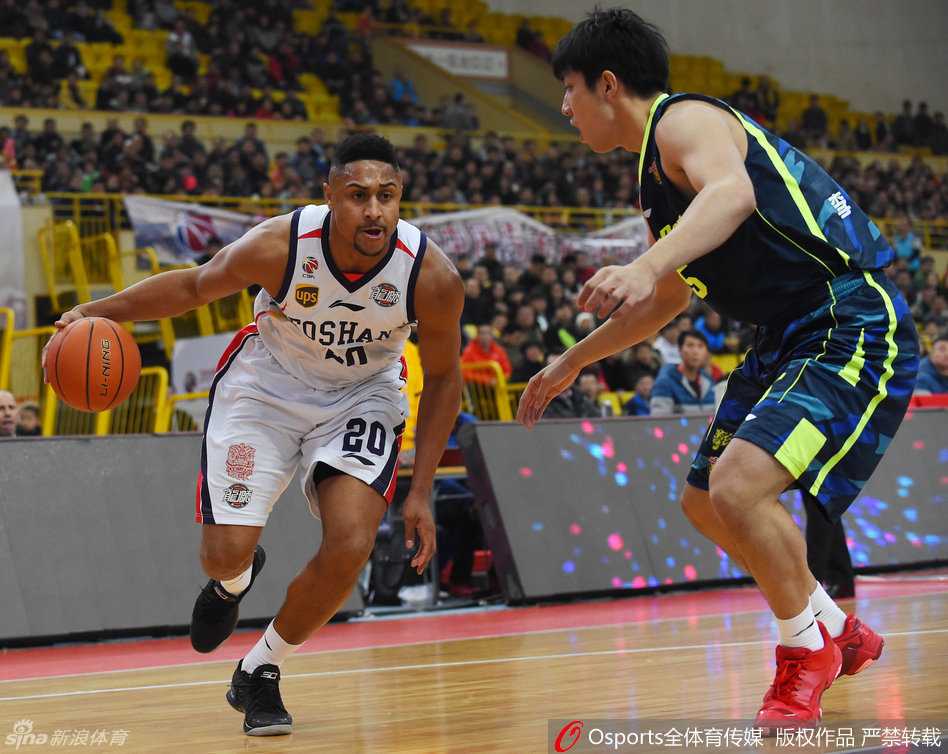 佛山外援贝尼蒙如战车般碾入禁区，他压低重心，双眼如炬，用强壮的身躯扛开防守，试图在宏远的内线巨塔群中强行撕开一道裂缝。