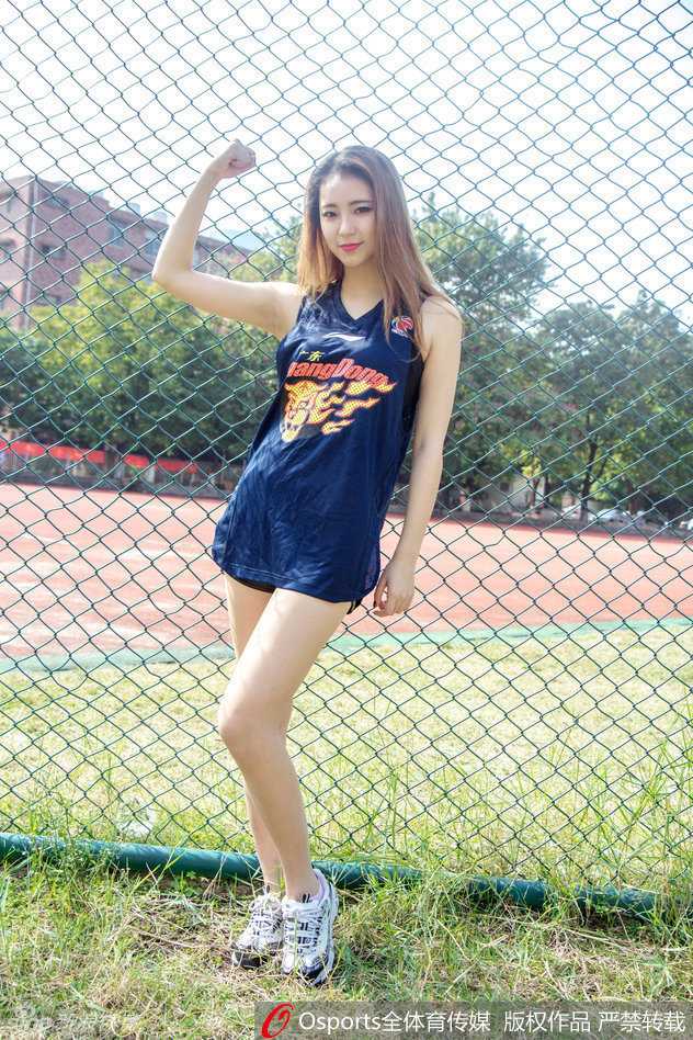 宝贝侧身回眸，长发及腰，背景的虚化处理更衬托出人物的柔美轮廓，寓意在激烈的赛事背后，总有温柔的目光追随。