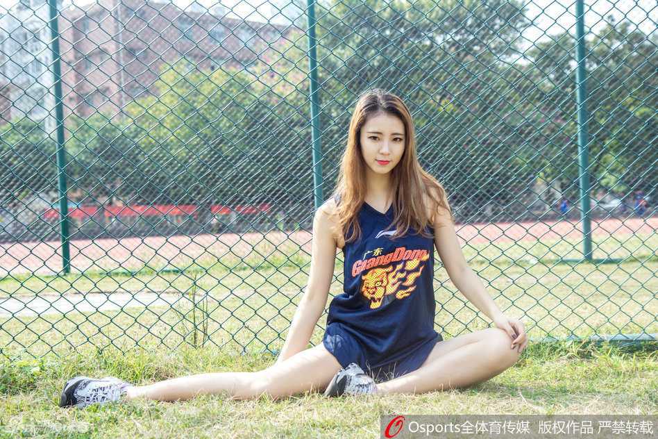 宏远宝贝绽放春日暖阳，身着亮黄色助威服，甜美的笑容如同赛场边最灿烂的风景，为宏远男篮积蓄能量。