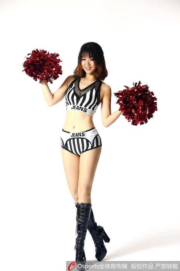 三位啦啦队员在中场休息时摆出酷飒的造型，她们动作整齐划一，充满力量感。背景是宏远男篮的队标，预示着她们与球队并肩作战，共同捍卫这方寸之间的荣耀。