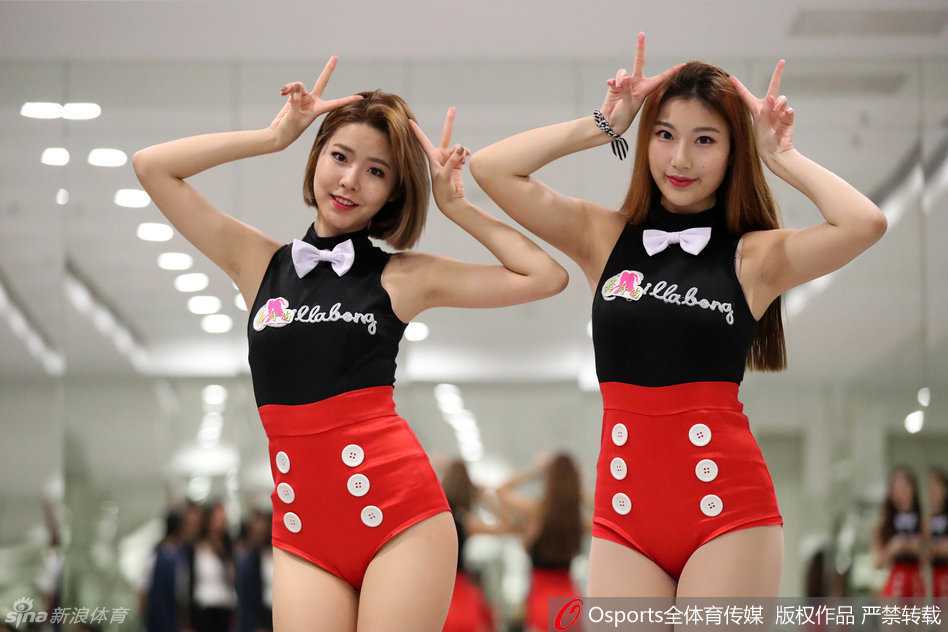 粤色撩人:广东男篮嘉年华与篮球宝贝的火辣交响曲 女孩们随着音乐轻松随意地扭动纤细腰身,黑红火辣装束在体育馆灯光下闪耀,现场送出的热舞让嘉年华气氛达到高潮