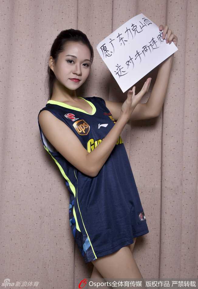 粤色绽放:宏远篮球宝贝的激情助威与复仇之夜 光影交错间,宝贝侧身回眸,修长的身姿与背景的篮球架相映成趣,将女性的柔美与竞技体育的硬朗完美融合