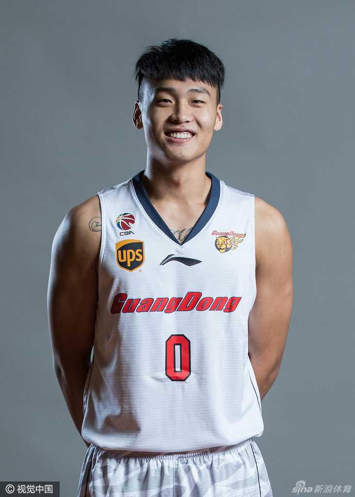 队长周鹏神情坚毅沉稳，作为球队外线铁闸和新国字号领袖，他用硬朗的身姿诠释着何为中流砥柱。