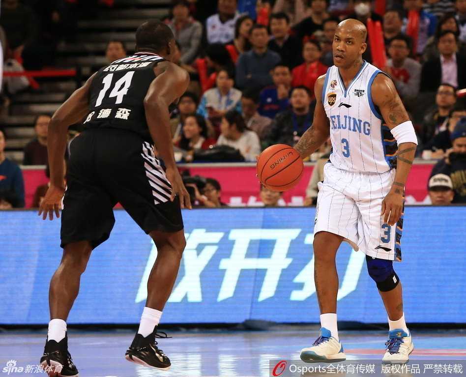 粤辽双雄闪耀东莞,易建联卫冕票王引领全明星盛宴 上海核心后卫刘晓宇运筹帷幄,用出色表现撑起球队后场重任