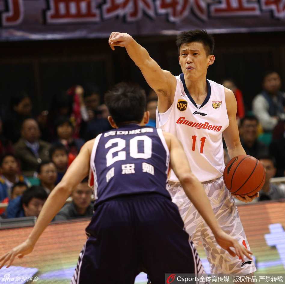 粤辽双雄闪耀东莞,易建联卫冕票王引领全明星盛宴 北区外援比斯利与辽宁射手贺天举联手,誓要在全明星赛掀起进攻风暴