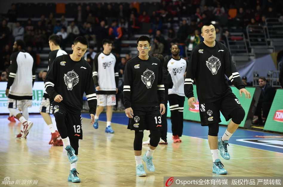 粤辽大战半决赛烽火再燃 八冠王广东主场加时惜败辽宁 大战前夕,东莞篮球中心灯火通明,宏远众将神情专注进行投篮热身,队长周鹏目光如炬凝视远方。